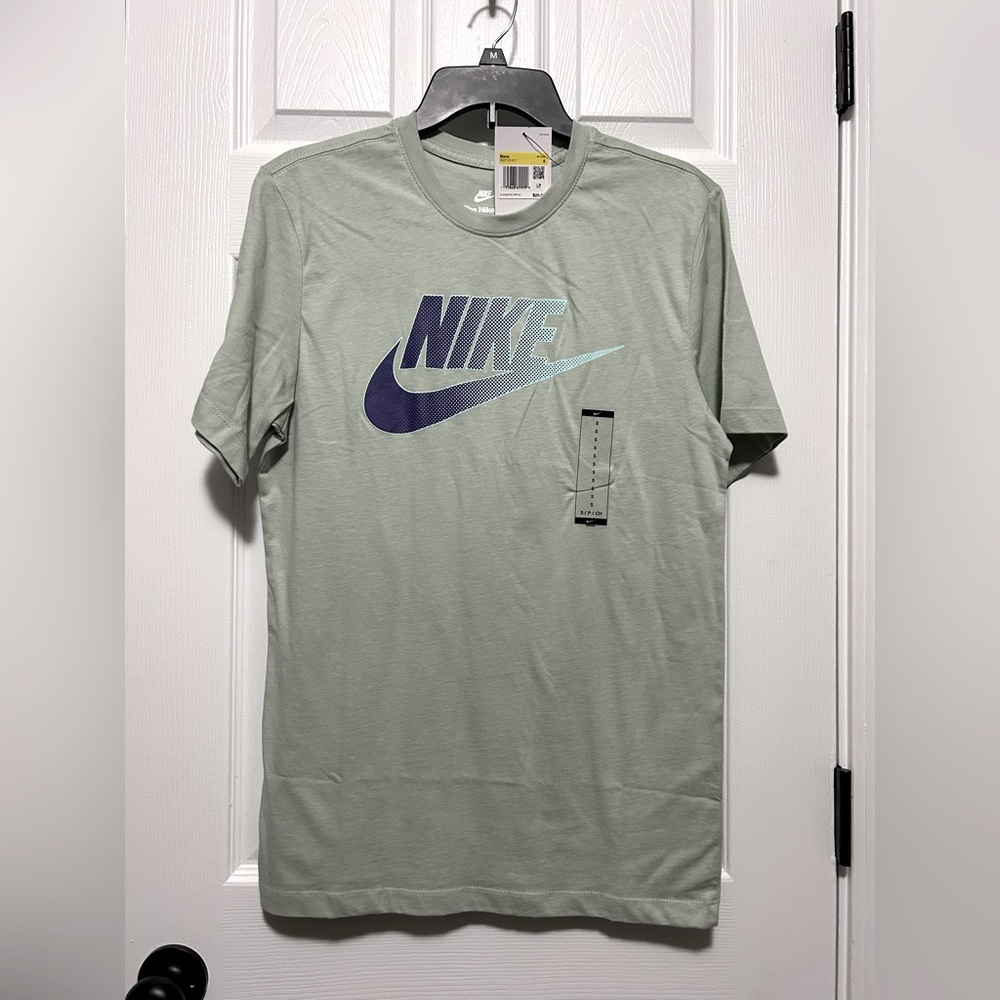 NWT - Men’s Nike Short Sleeve T-Shirt - Size Small